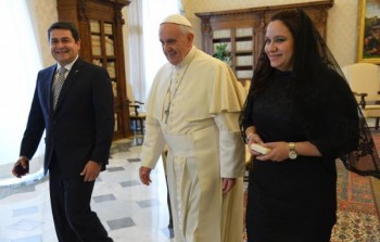 Honduras-President-with-Pope