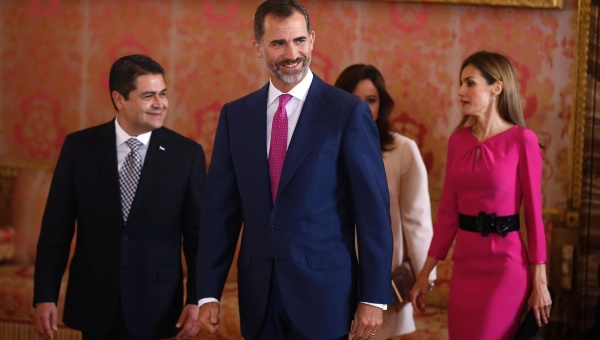 Spain-King-Felipe-and-Queen-Letizia-next-to-Honduras-President-Juan-Orlando-Hernandez-and-his-wife-Ana-Garcia-in-Madrid-October-2014