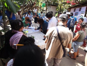 A photo taken at a planning meeting for how Indigenous Tolupanes planned to return to their homes in San Francisco de Locomapa, Yoro in 2014.