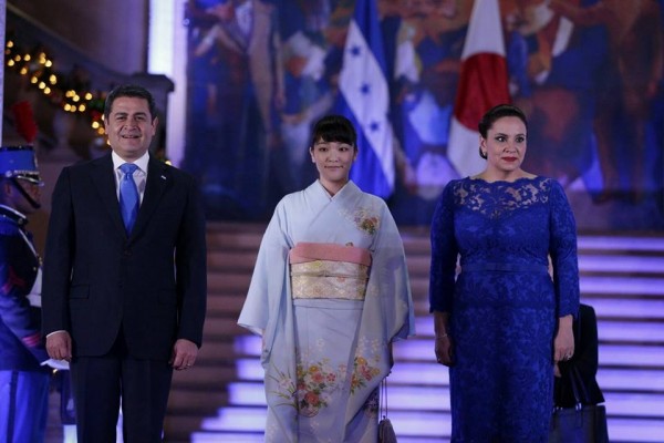 Japanese Princess Mako is welcomed by Honduran President Juan Orlando Hernandez and his wife Ana Garcia de Hernandez at the presidential palace in Tegucigalpa, on December 8, 2015