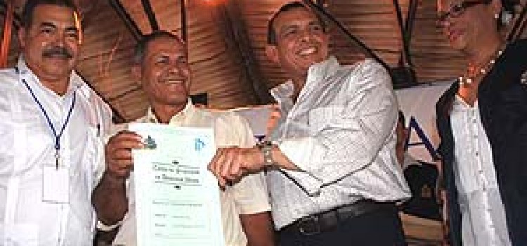 Honduran President Issues Land Titles