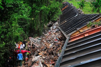 Hondurans Aboard Train Wreck The Beast in Mexico