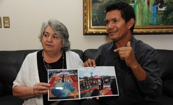 Photo of Salinas and Carol, from the La Tribuna article.