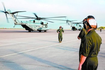 Photo of Marines preparing a helicopter for departure. Source: http://www.laprensa.hn/honduras/901747-410/abandona-honduras-primer-contingente-de-marines-de-eua